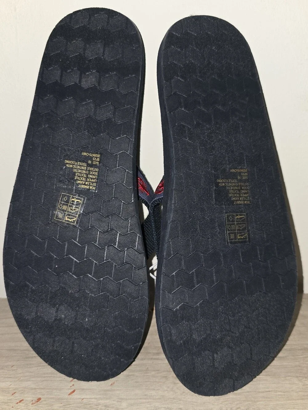 J. Crew Men's Lobster Embroidered Flip Flop Sandals Navy Blue Sz 10M NWT